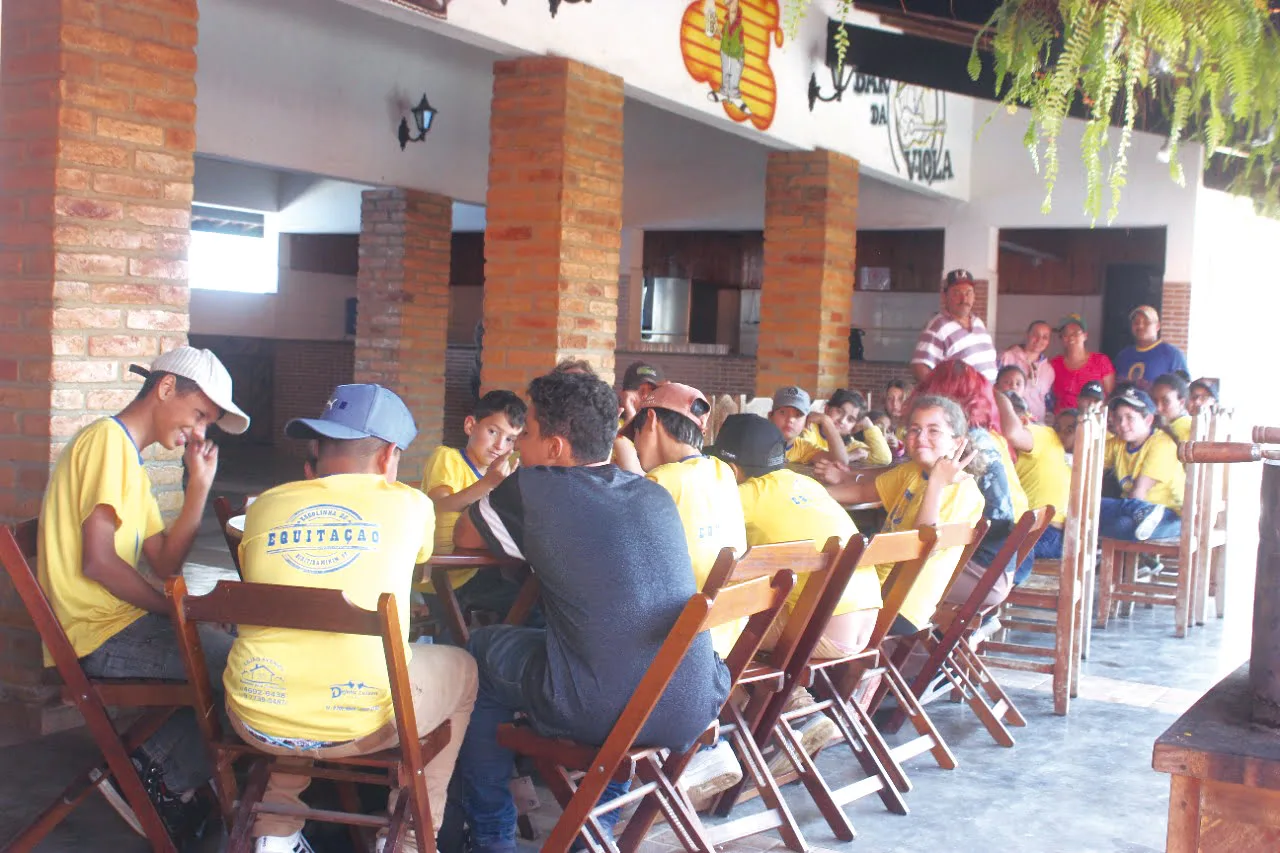 Crianças tomando o café da tarde, após as aulas de cavalgada