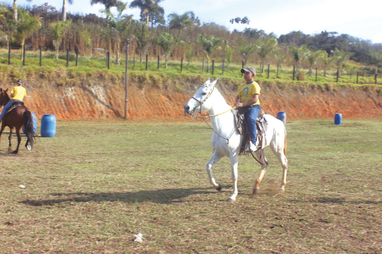 Crianças aprendendo a cavalgar