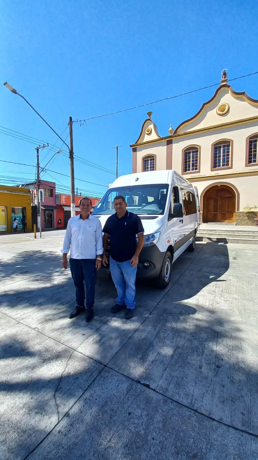 Vereador Tião e Raposão com o novo veículo adquirido