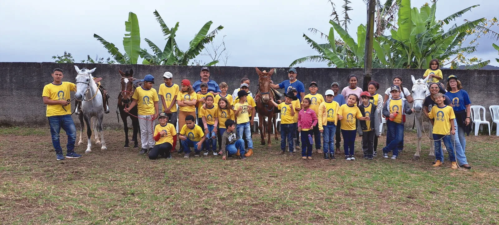 Marcos Zaramella com as crianças na Tropa de Muares