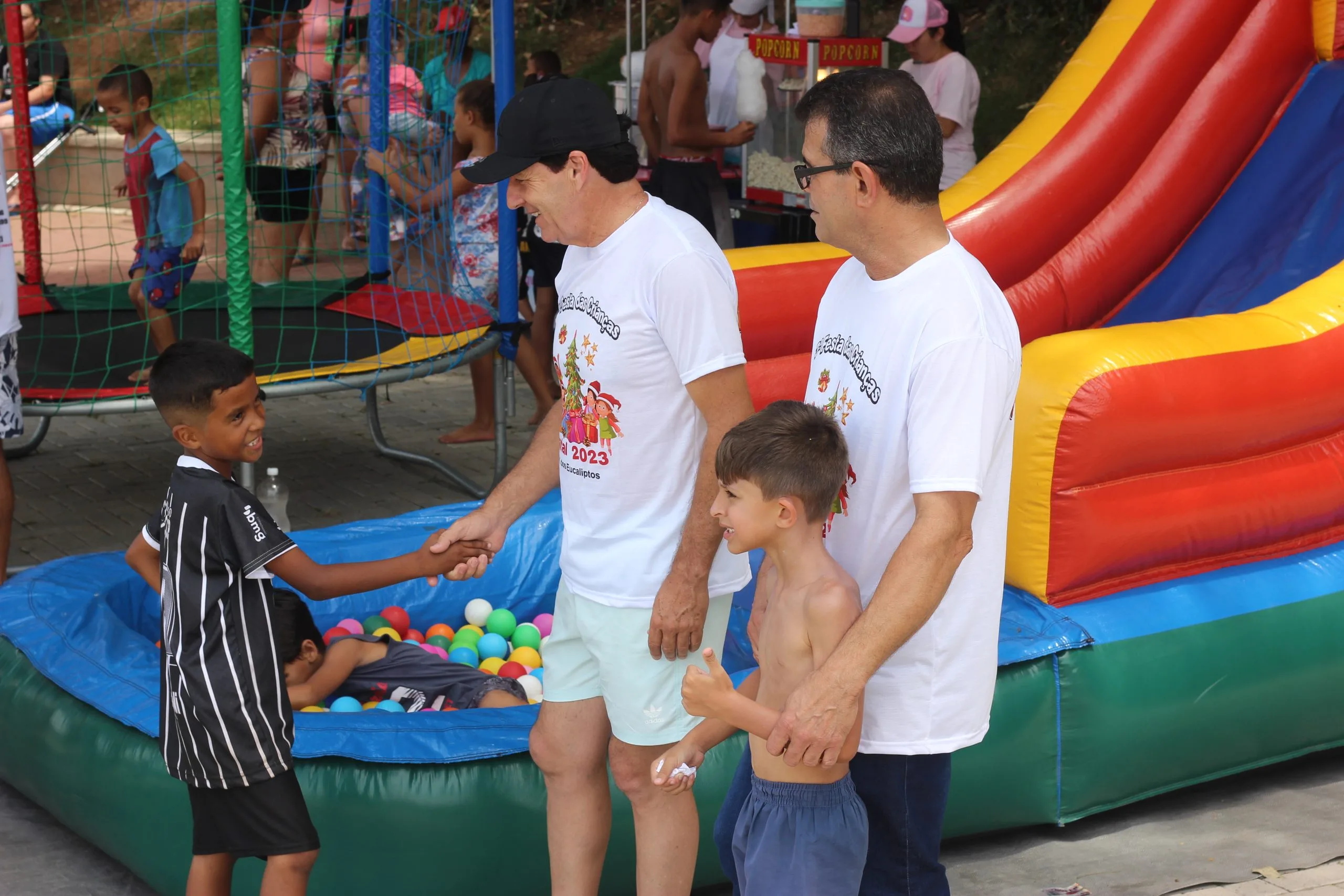 Prefeito Inho e vereador Geraldo do Bar cumprimentam as crianças no evento