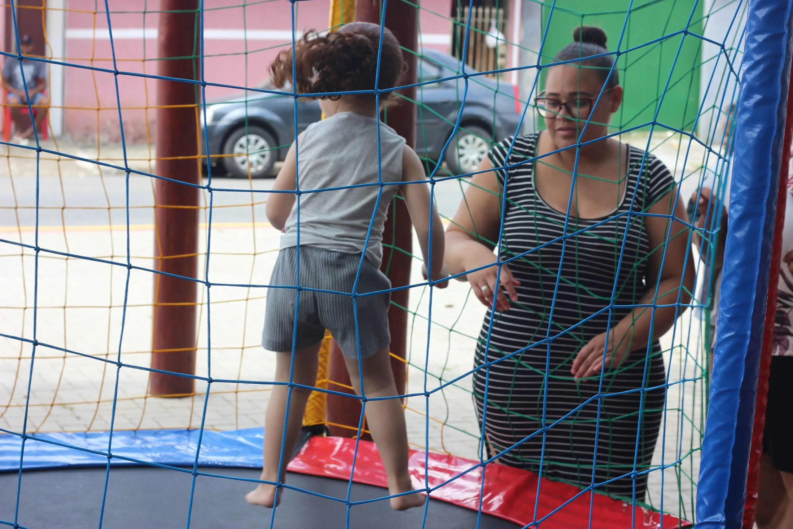 Crianças brincam no pula-pula