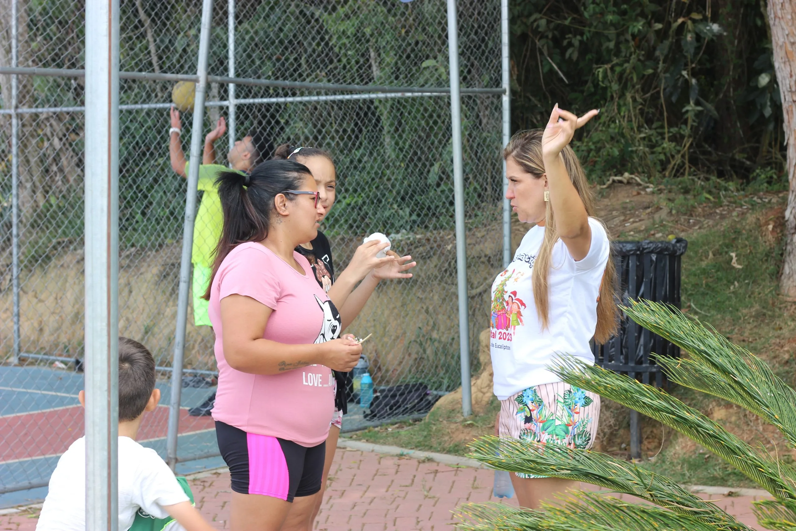 Beta do Inho conversa com os moradores locais