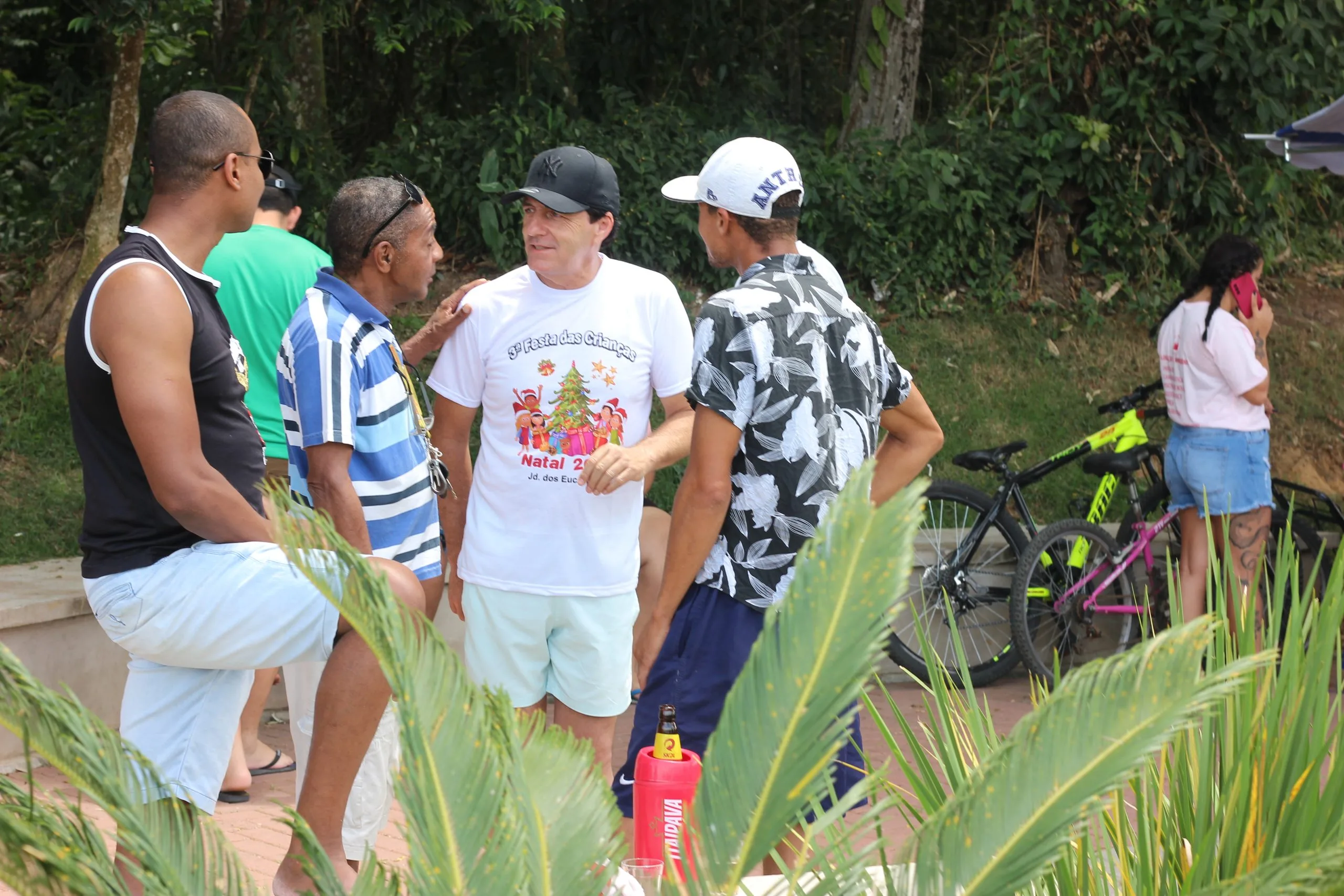 População conversando com o prefeito Inho Taino