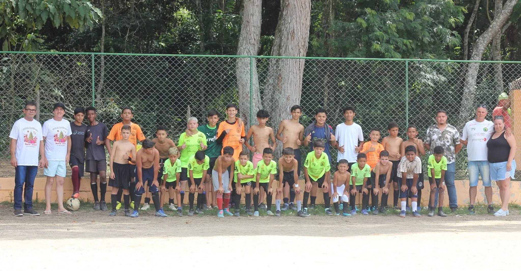 A criançada do futebol registra momento no campinho do Jardim dos Eucaliptos