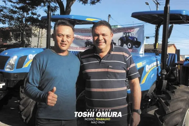 Toshi Omura ao lado do deputado estadual Marcos Damasio