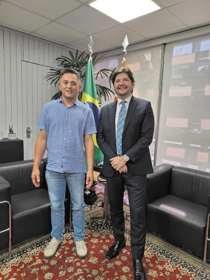 Vereador Toshi Omura ao lado do deputado estadual André do Prado
