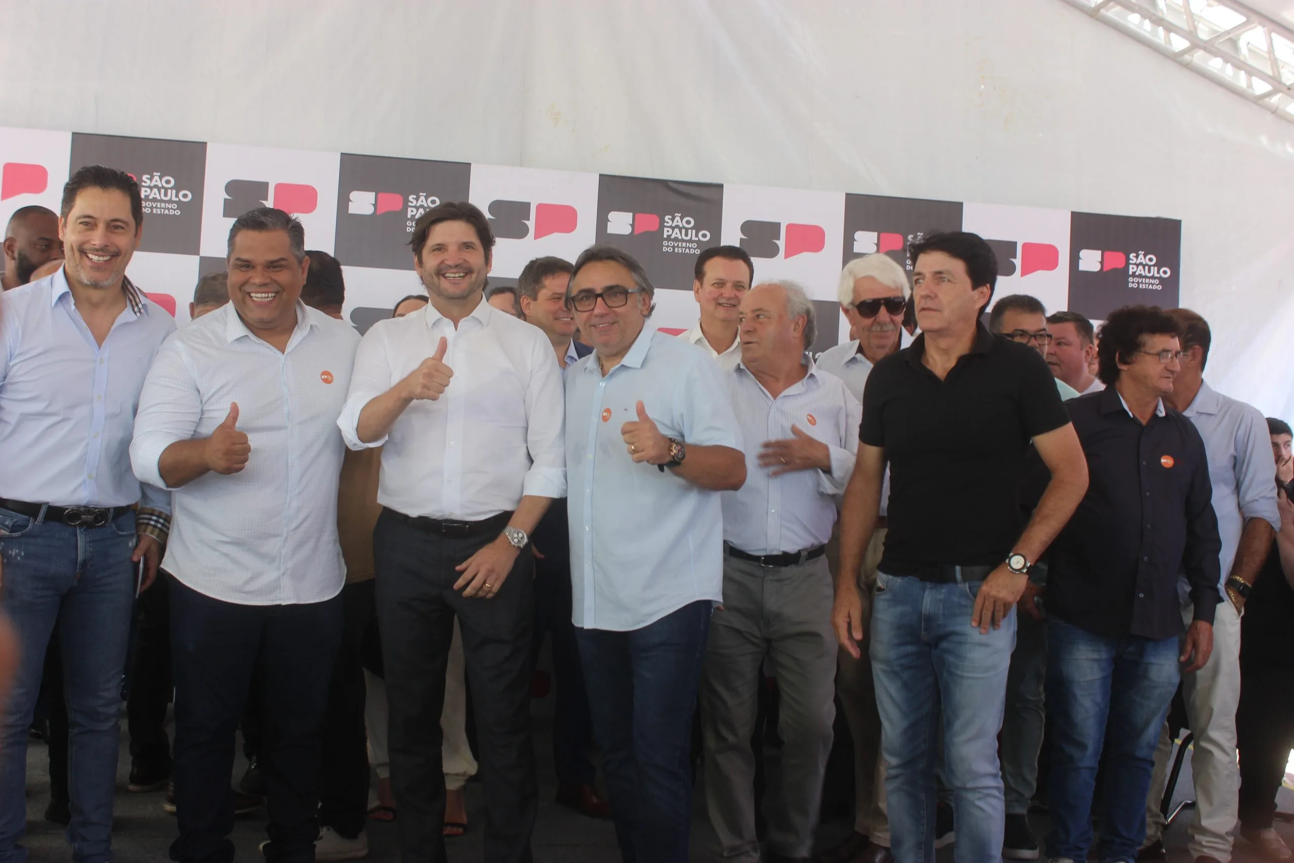 Presidente da Câmara de Mogi, vereador Farofa posa para foto com o Governador interino André do Prado