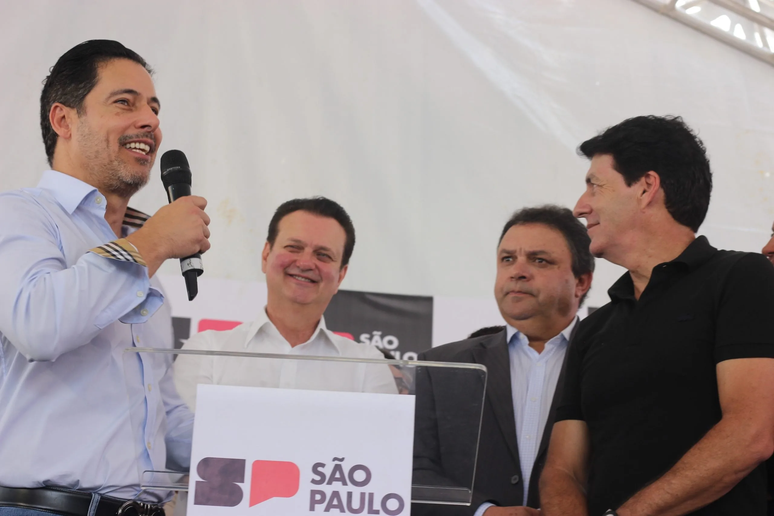 Deputado federal Marcio Alvino discusa na inauguração do Poupatempo