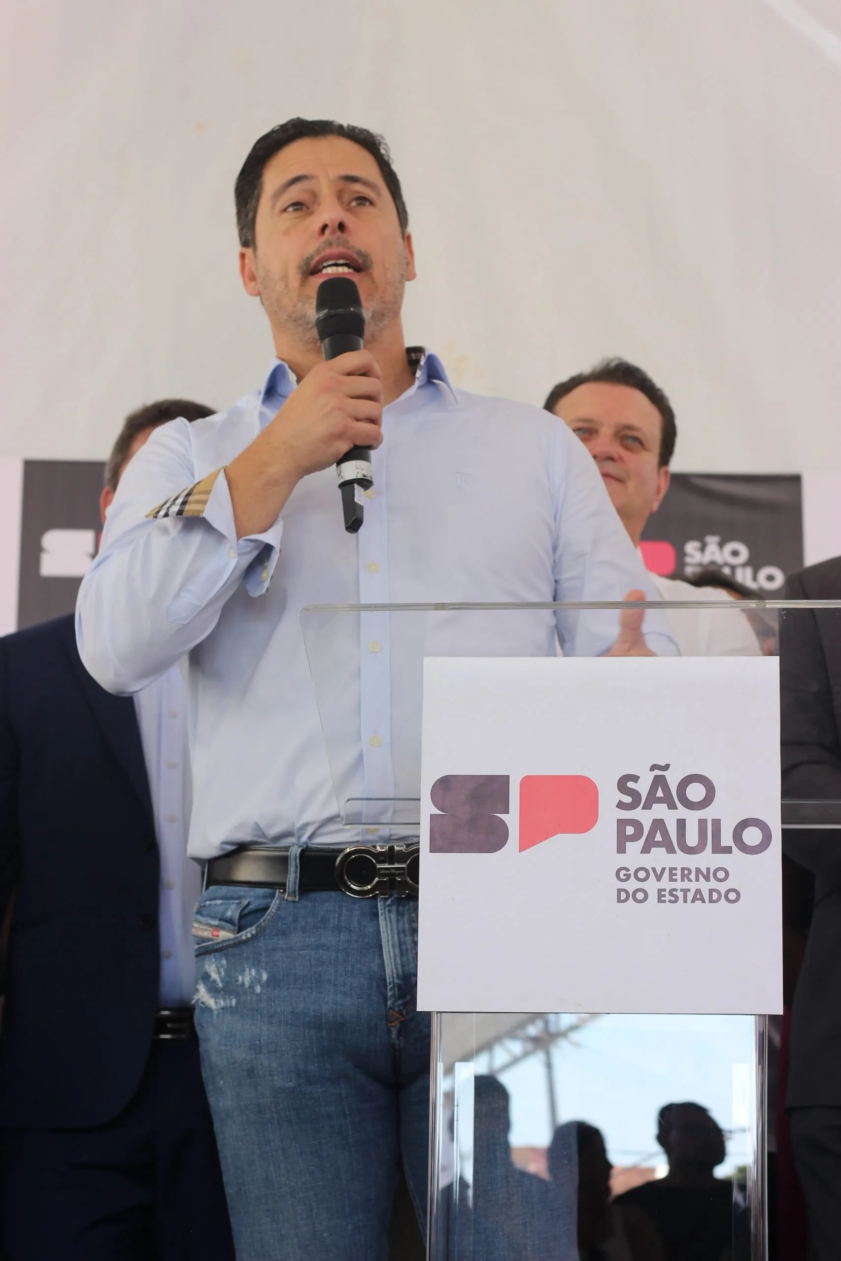 Deputado Federal marcio Alvino faz discurso em inauguração do Poupatempo em BiritibaMirim