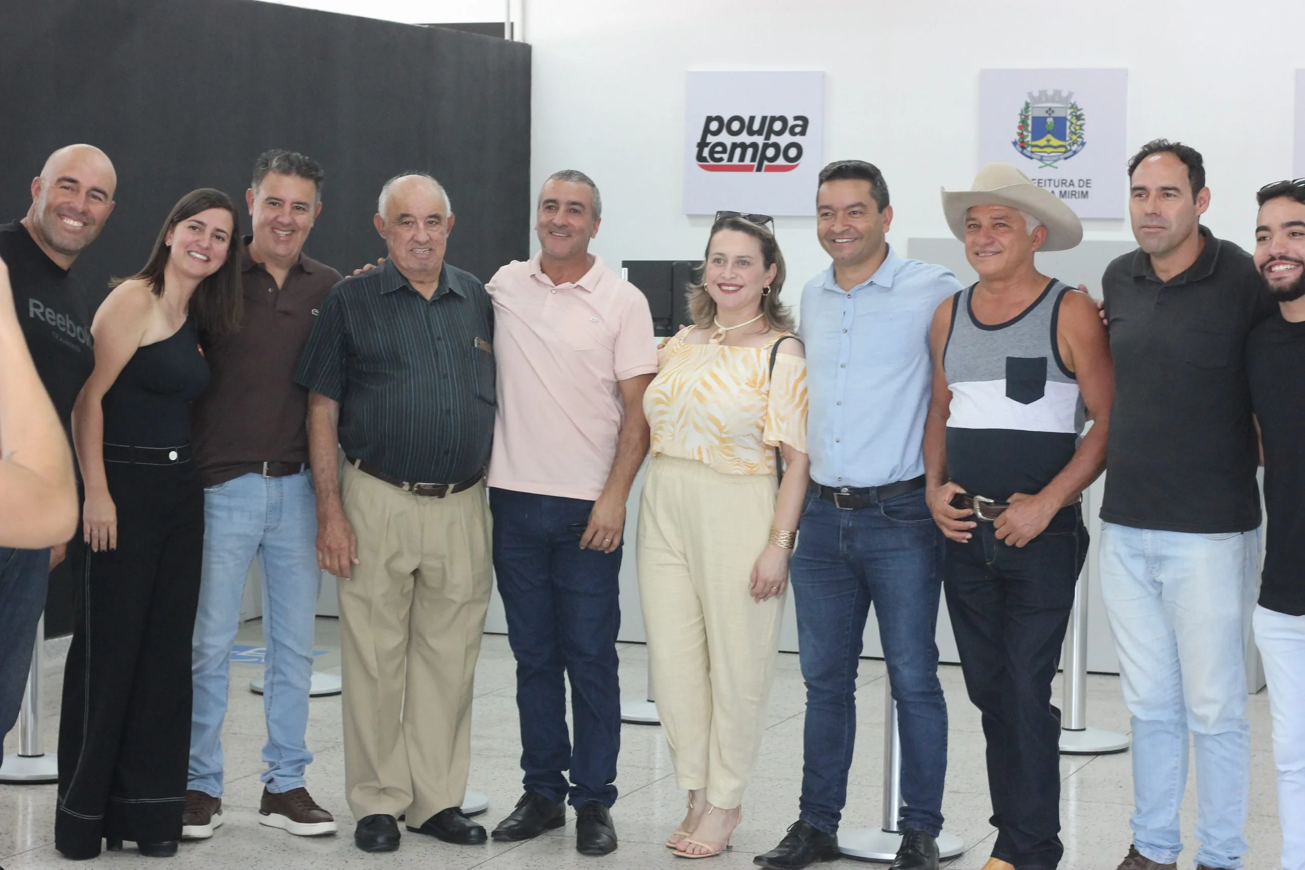 Prefeito Vanderlon e Marcelo do Quico posa para foto com autoridades e municípes
