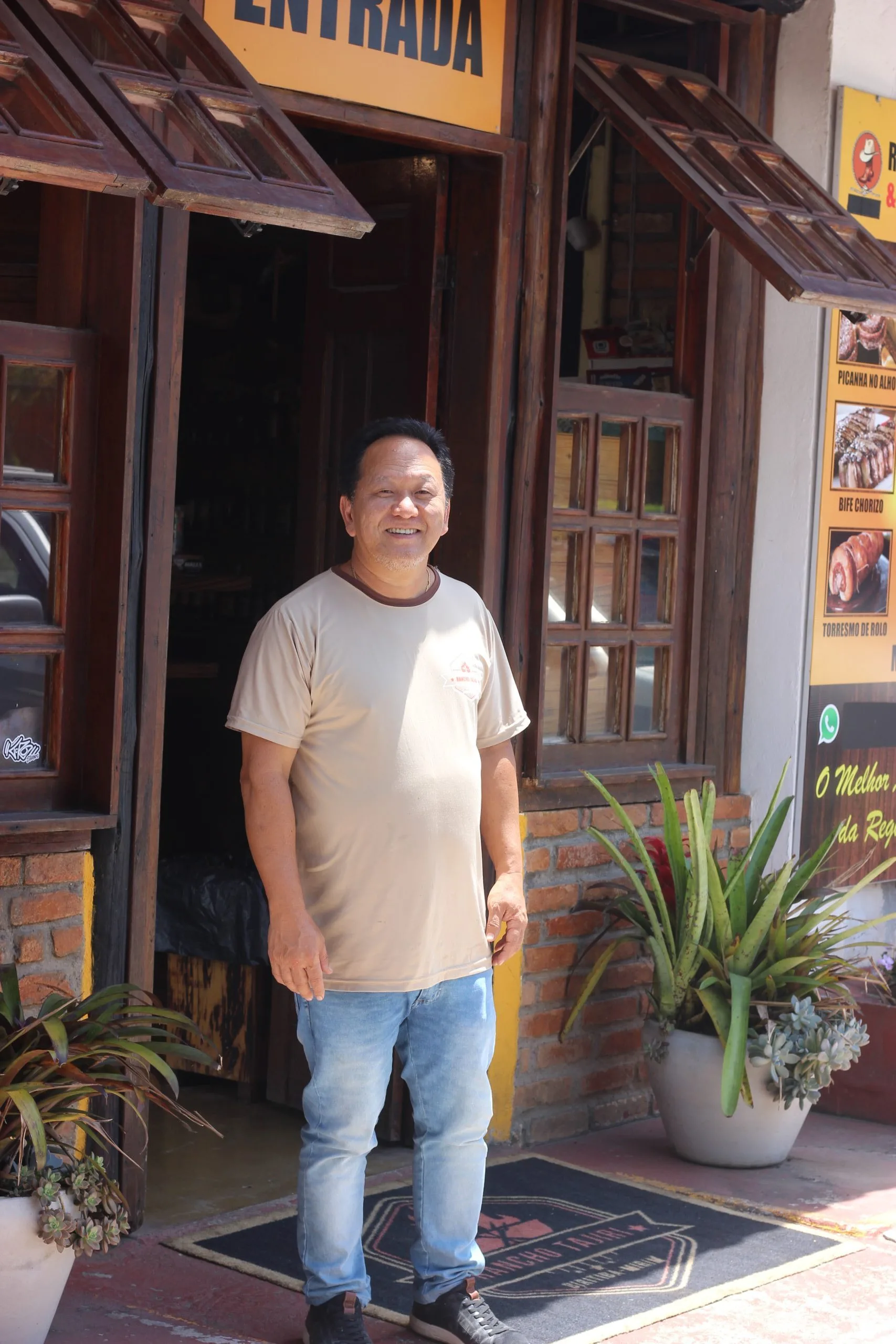 Walter em Frente ao Rancho Tajiri