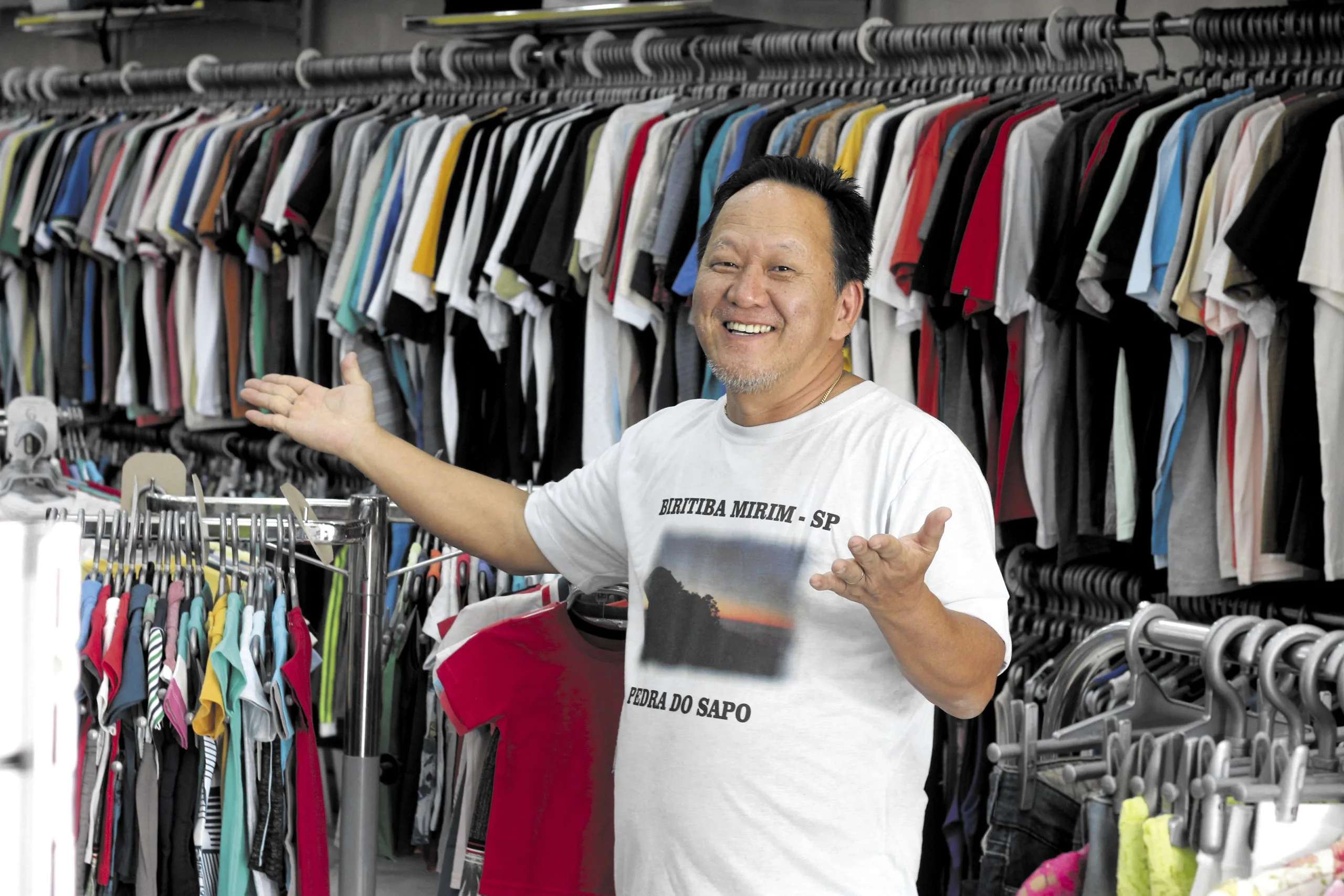 Walter Tajiri, na área interna da Loja O Ponto da Moda em Biritiba Mirim