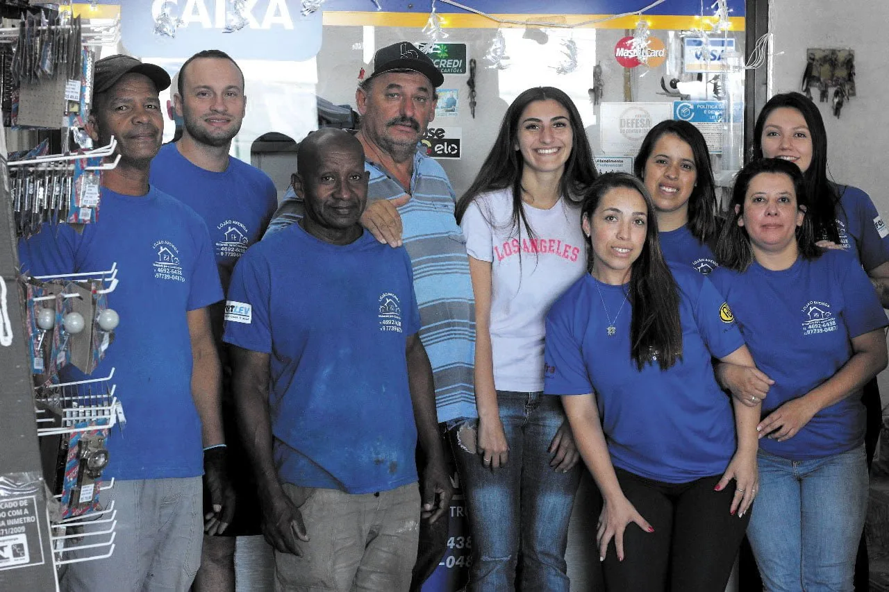Fabio Zaramella, Marcos Zaramella e Barabara Zaramella com a Equipe do Lojão Avenida