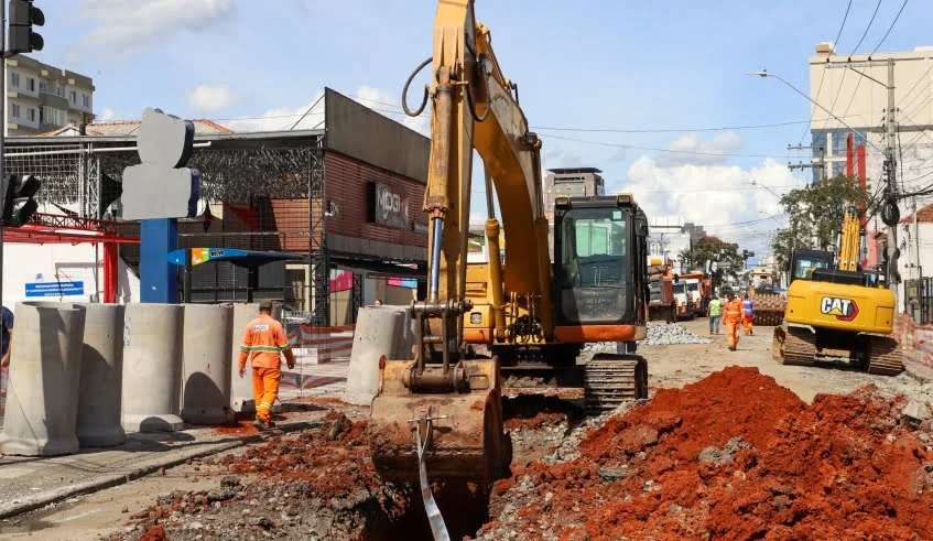 Obras do Programa Nova Mogi de Recuperação Asfáltica avançam para a 3ª etapa na avenida Voluntário Fernando Pinheiro Franco (Divulgação/PMMC)
