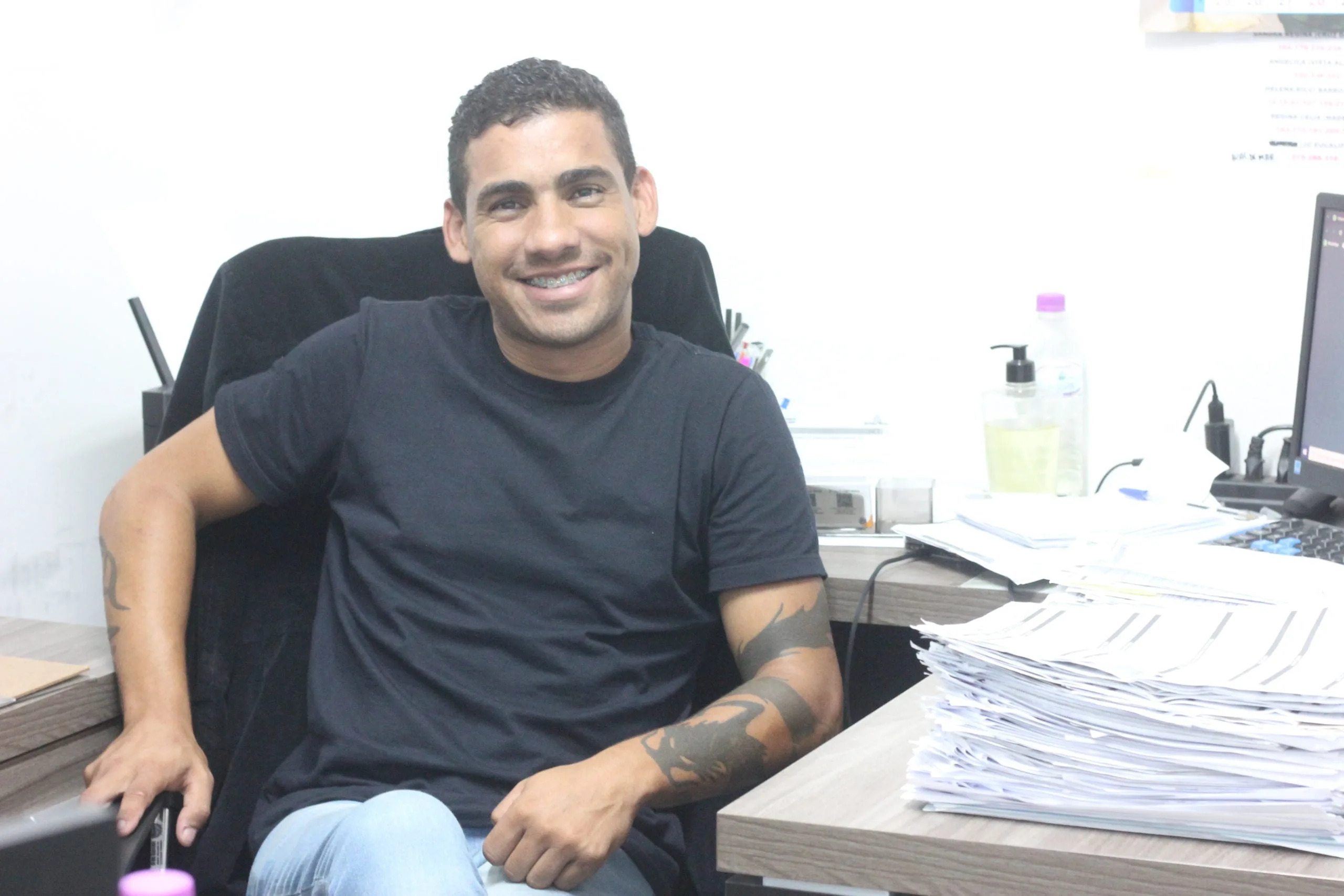 Luiz Paulo: Vereador Luiz Paulo em seu gabinete na Câmara Municipal de Biritiba Mirim - Foto: Diarioesp.com.br