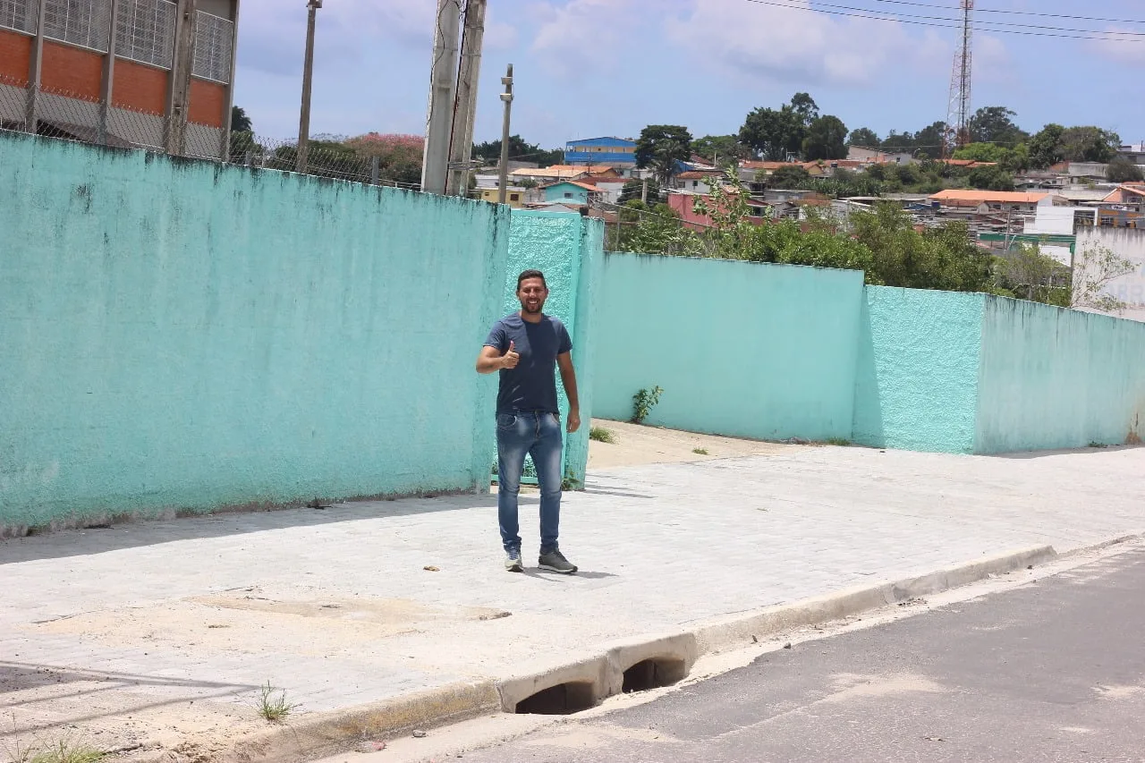 Tucaninho: Vereador Tucaninho no local da reforma em frente a escola