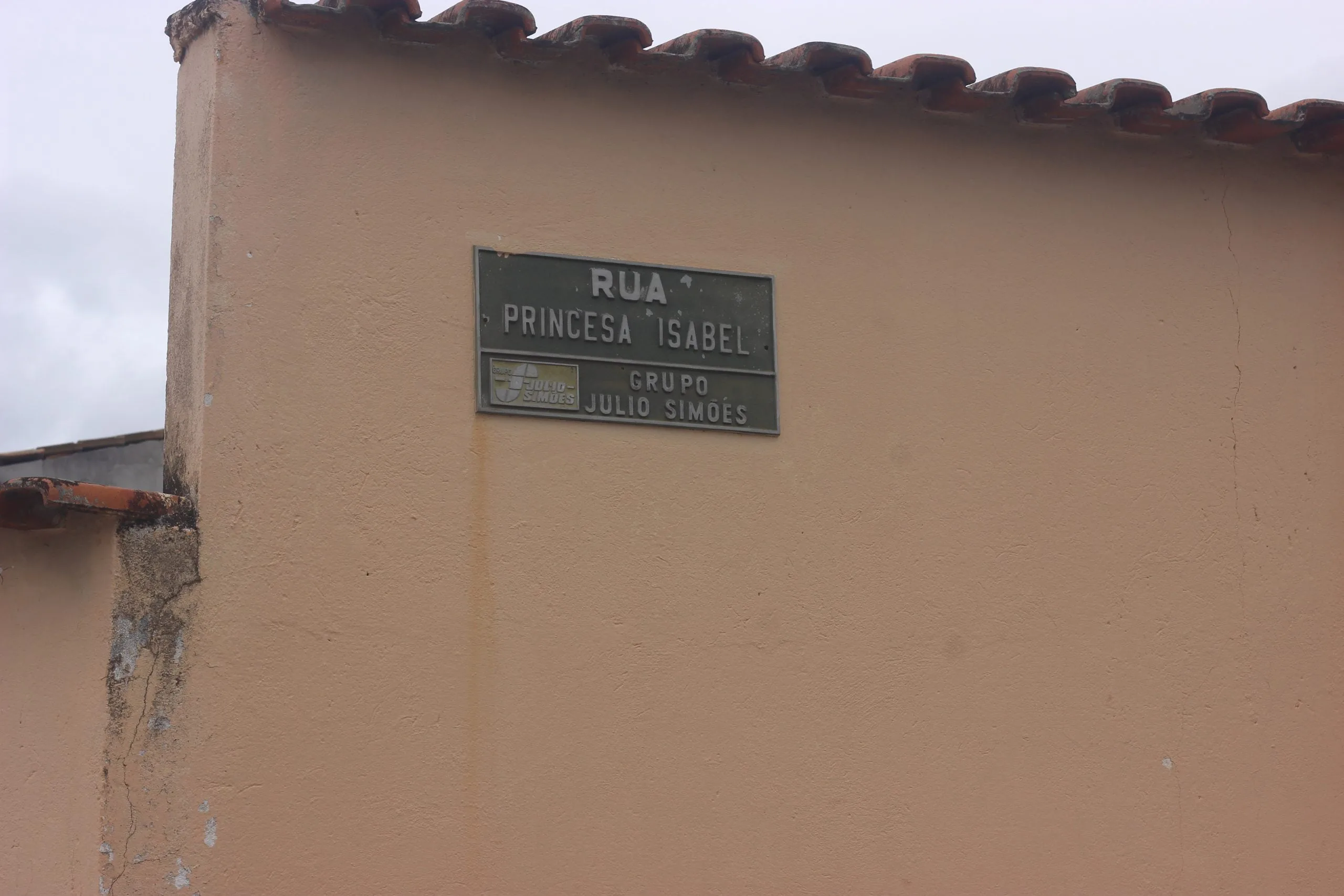 Obras de calçamento na Rua Gildo Sevali, localizada no Centro da Cidade