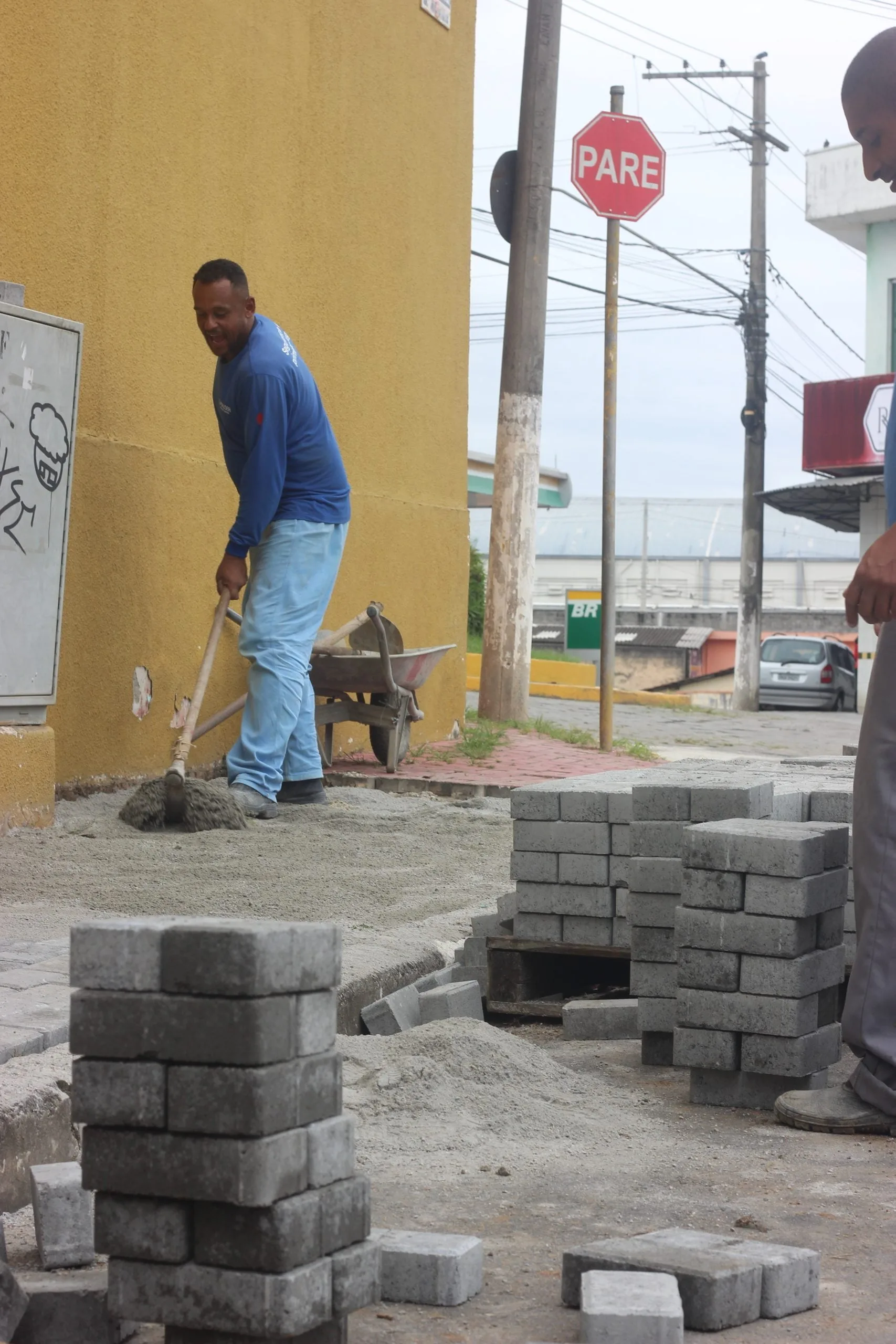 Obras de calçamento na Rua Gildo Sevali, localizada no Centro da Cidade