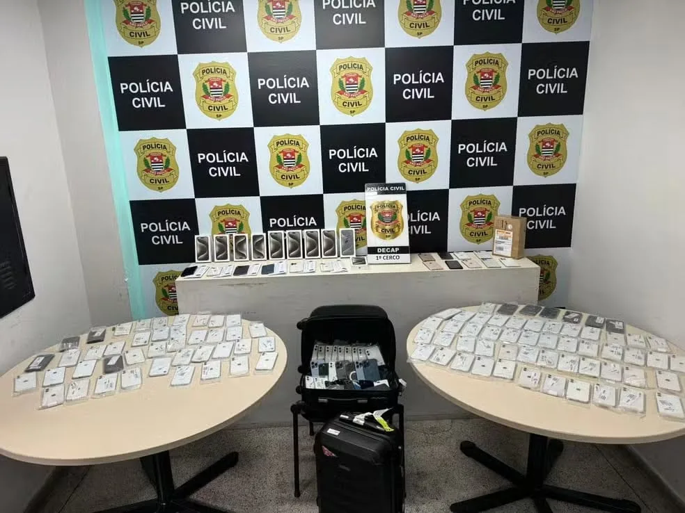 Polícia prende dupla com centenas de celulares roubados em ponto conhecido no Centro de SP — Foto: Divulgação/Polícia Civil