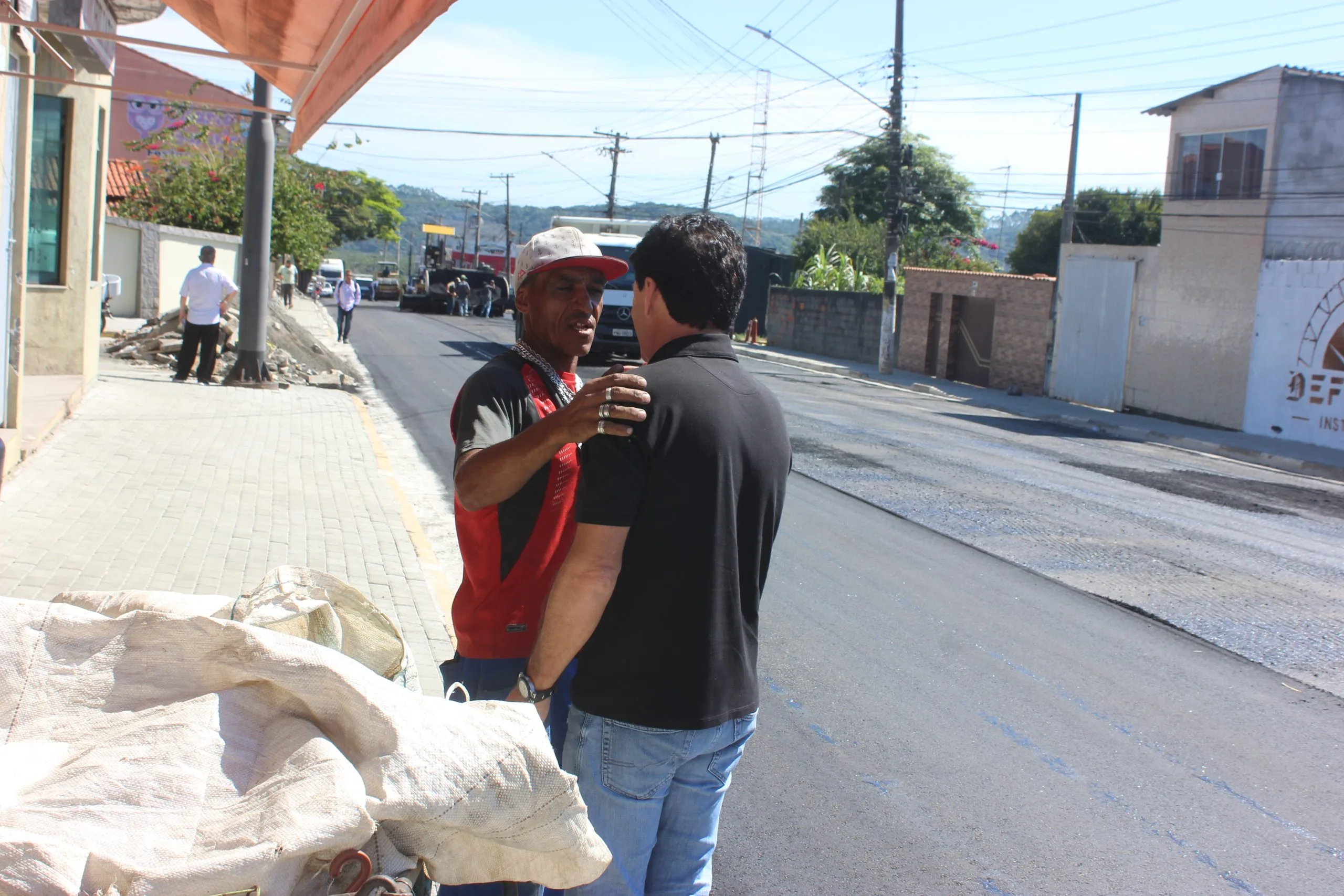 Municípe cumprimenta Inho Taino. Foto: Diarioesp.com.br