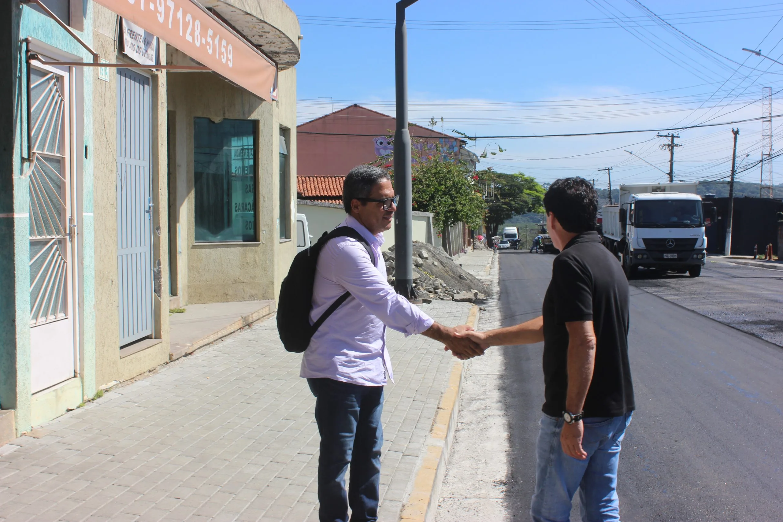Os munícipes saúdam Inho Taino. Confira a foto em Diarioesp.com.br.