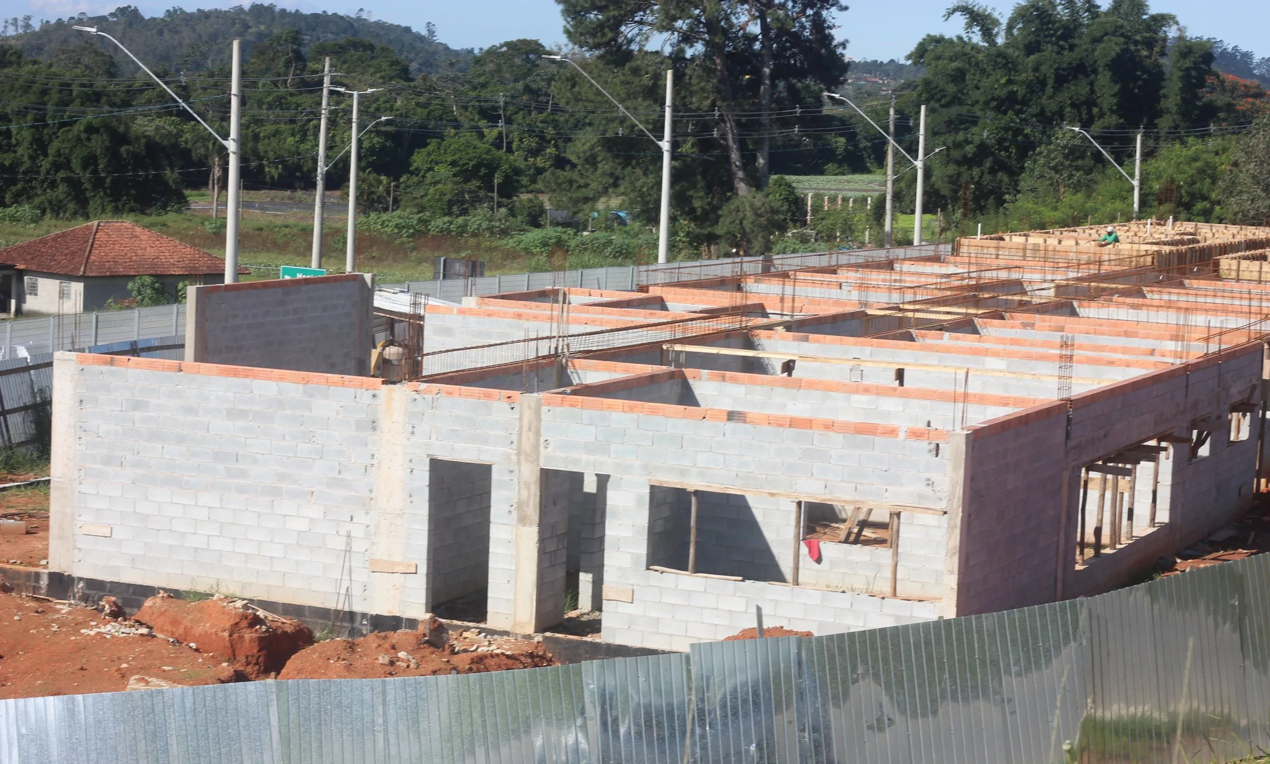 Prefeito Inho Taino destaca avanços em obras de acessibilidade e infraestrutura durante visita à APAE