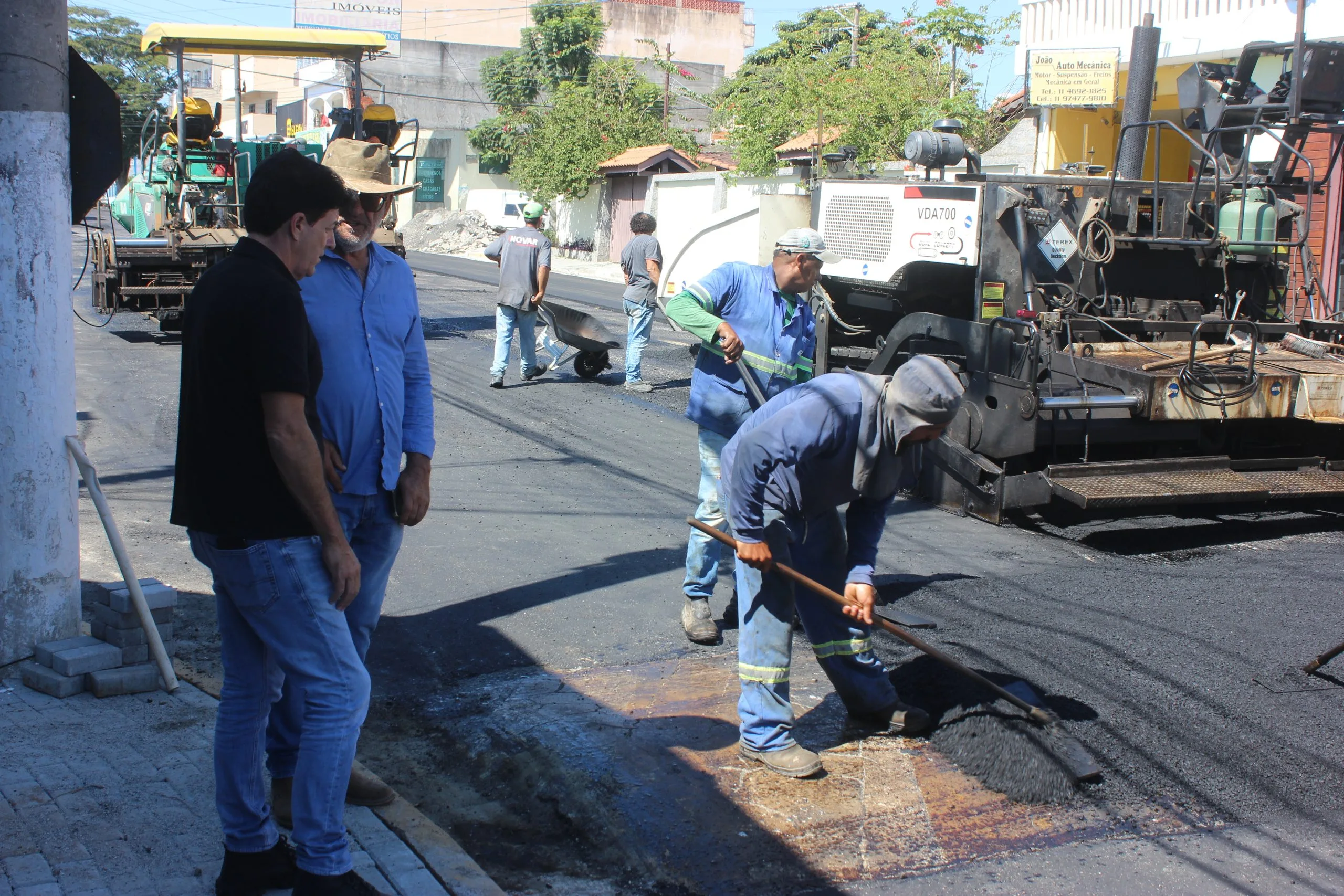 Prefeito realiza vistoria na Avenida Ferdinando Jungers acompanhado por munícipes. Foto: Diarioesp.com.br