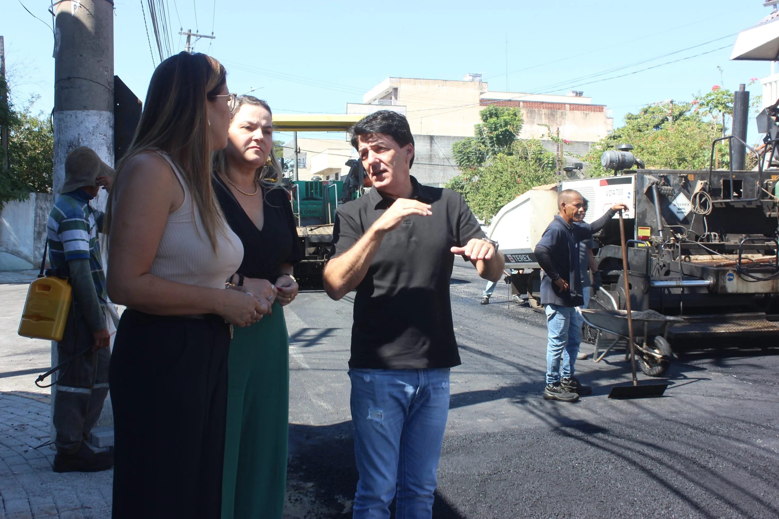 A Primeira Dama, Rotarta Taino, e a Vice-prefeita, Adriana Rufo, dialogam com o Prefeito Inho Taino sobre o progresso da cidade e as obras em andamento. Foto: Diarioesp.com.br