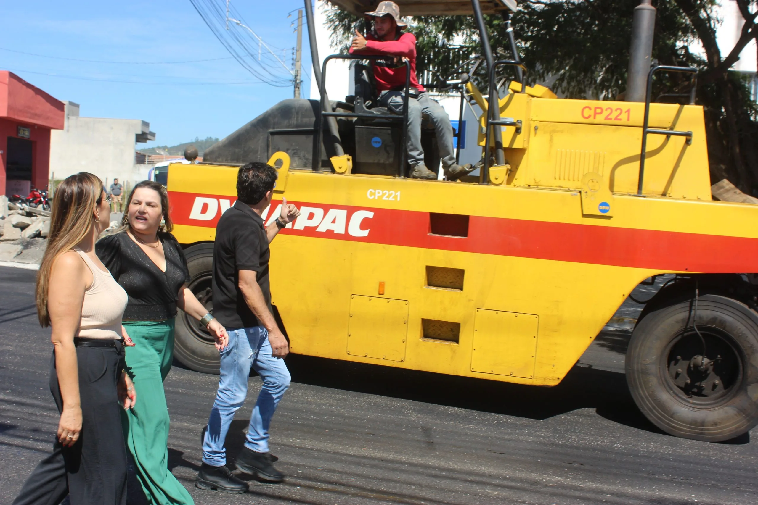 O Prefeito Inho Taino, a Vice-prefeita Adriana Rufo e a Primeira Dama Rotarta Taino saúdam os trabalhadores da obra.