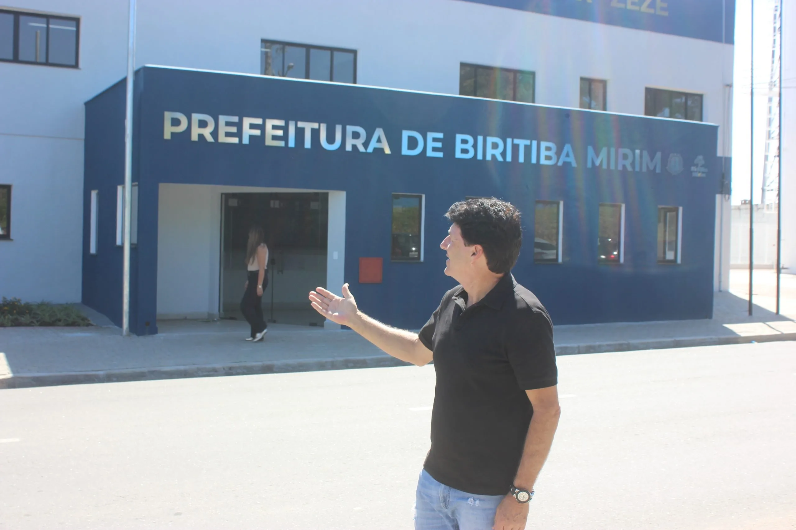 O Prefeito Inho expressa sua satisfação com a grandiosa obra na prefeitura, antecipando ansiosamente a revelação das imagens da área interna em breve. Diarioesp.com.br