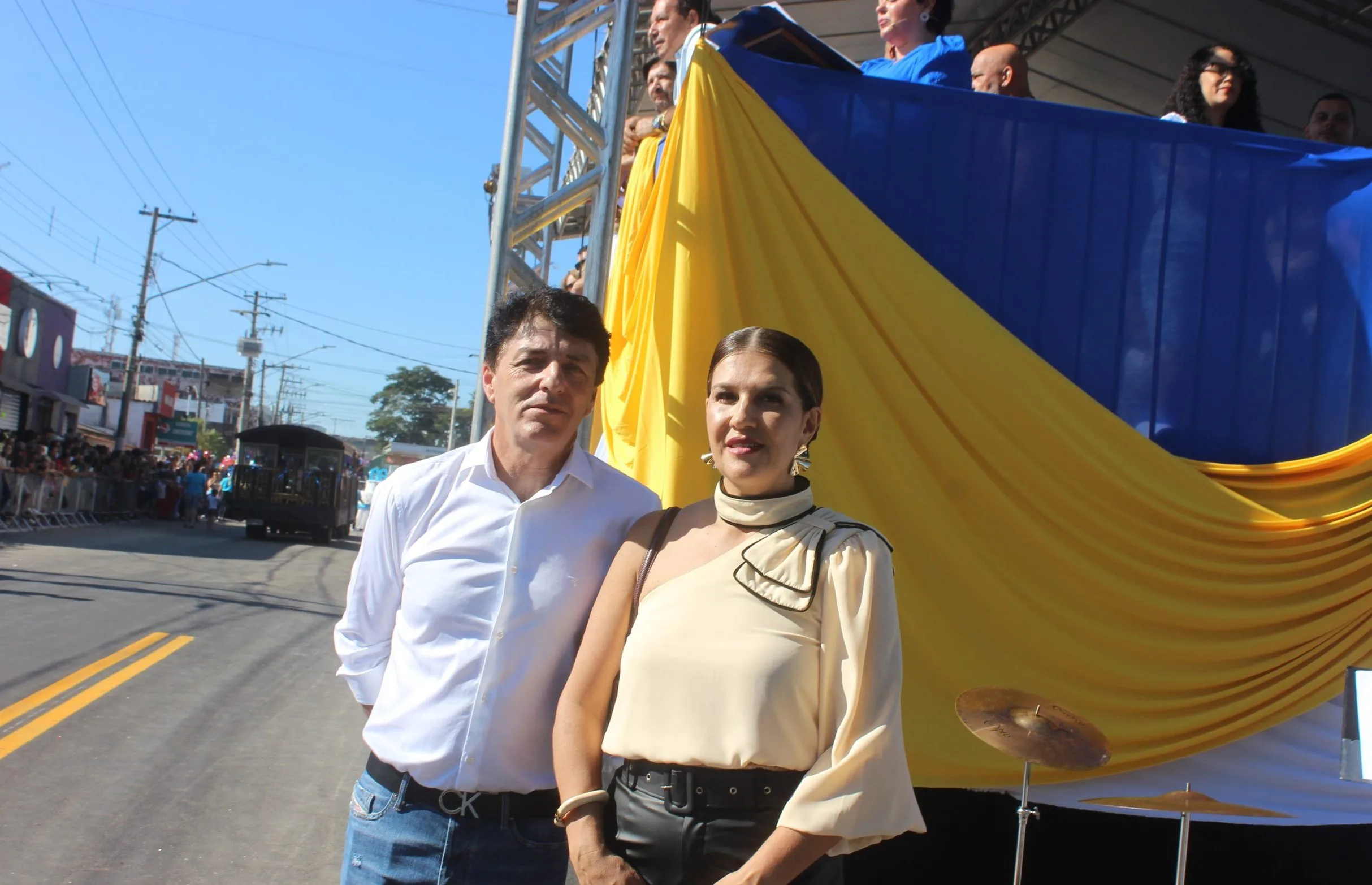 Prefeito Inho Taino e primeira-dama Beta Do Inho celebram desfile. Foto: Diarioesp.com.br