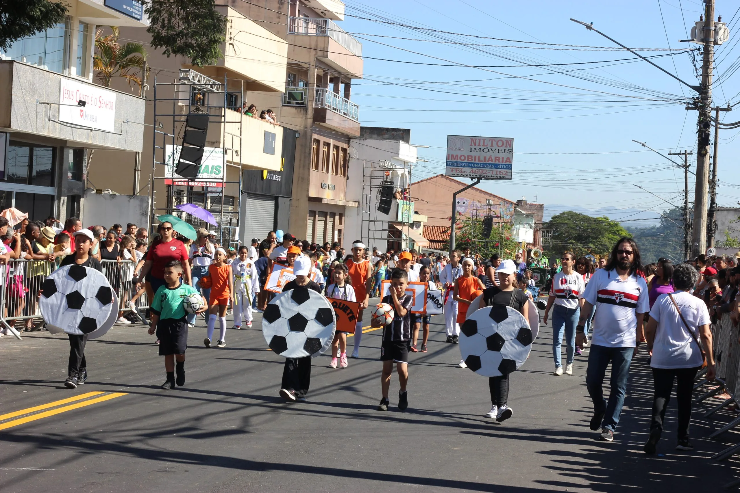 Crianças desfilam com tema futebol. Foto: Diarioesp.com.br