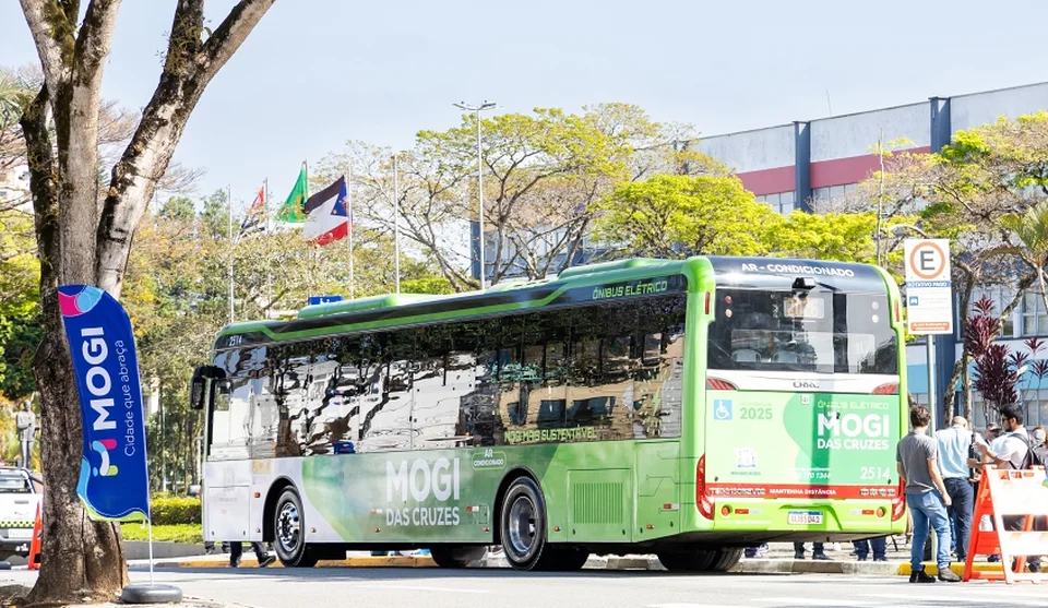ônibus elétrico é silencioso, reduzindo drasticamente a poluição sonora, tanto para o passageiro quanto para o motorista. Foto: Divulgação/PMMC