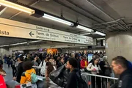 Estação Itaquera da Linha 3-Vermelha do Metrô na manhã desta terça