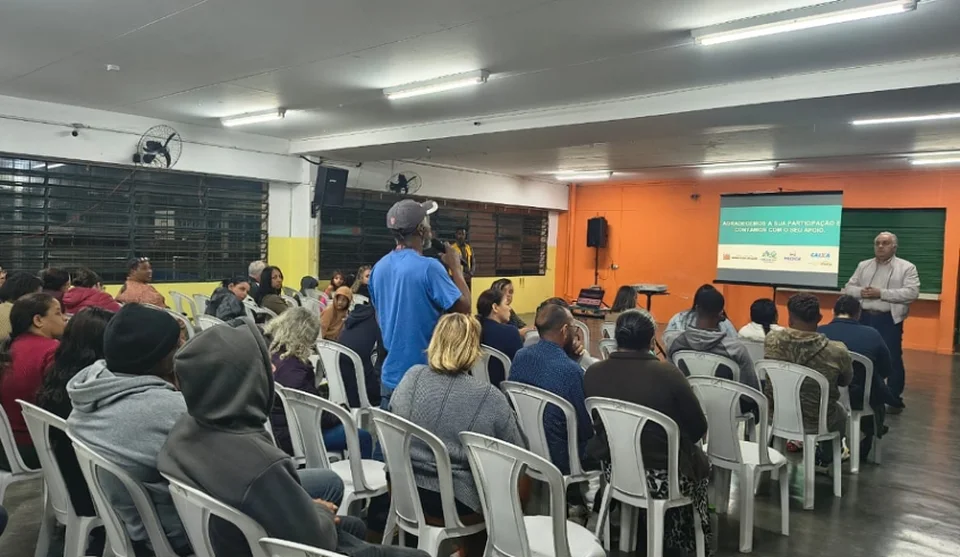Reunião realizada na noite desta quinta-feira apresentou aos moradores o estágio da regularização, que teve a primeira etapa finalizada e agora segue para as próximas. Foto: Divulgação/PMMC