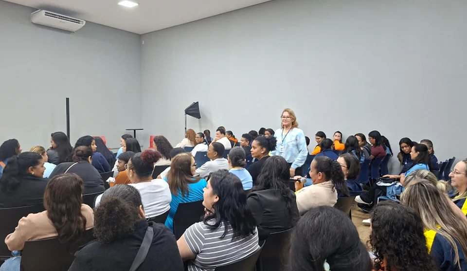 A psicóloga Sueli Ishida fez uma dinâmica no evento, destacando o reconhecimento, a parceria e o acolhimento das profissionais. Foto: Divulgação/PMMC