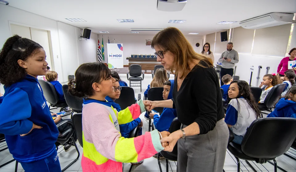 A prefeita destacou a importância da proximidade e do diálogo com os estudantes. Foto: Divulgação/PMMC