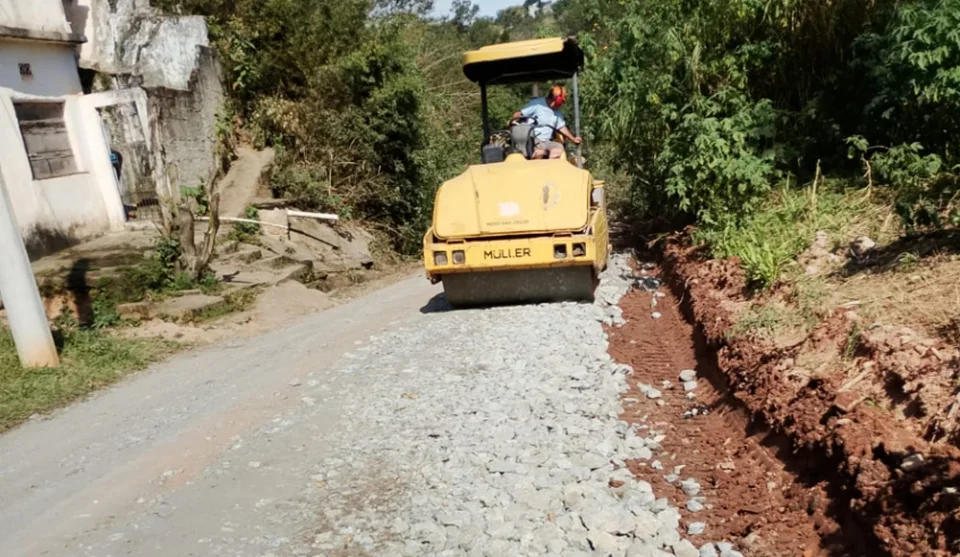 Equipes da Secretaria de Serviços Urbanos e Zeladoria fizeram no último fim de semana mutirão no Piatã, desobstrução de estradas e melhorias de drenagem. Foto: Divulgação/PMMC