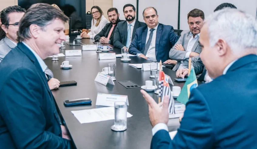 Vice-prefeito Téo Cusatis e secretário de Gestão e Contratações Públicas, Guilherme Sever, participaram de reunião no Ministério das Cidades, em Brasília. Foto: Divulgação - PMMC