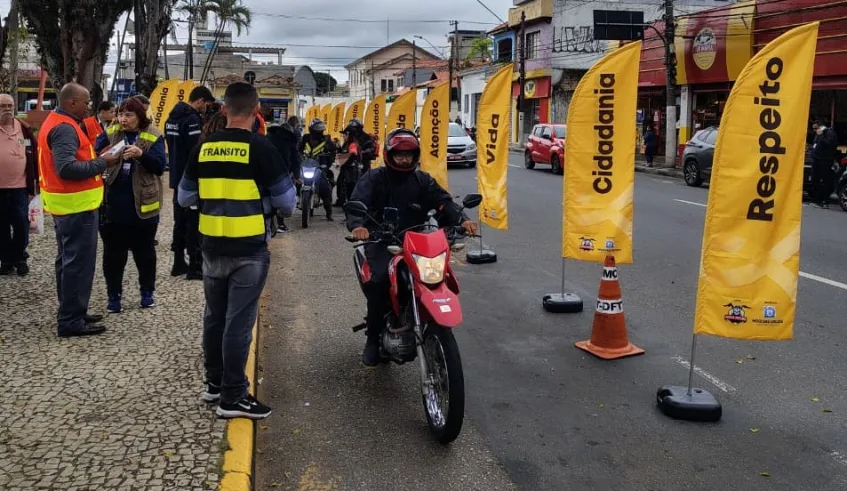 Cerca de 2 mil motociclistas foram atendidos com orientações pela ação desta quinta-feira, realizada na praça Francisco Ribeiro Nogueira, no Centro. Foto: Divulgação/PMMC