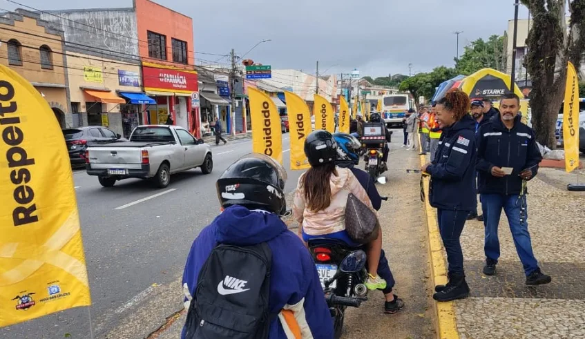 Cerca de 2 mil motociclistas foram atendidos com orientações pela ação desta quinta-feira, realizada na praça Francisco Ribeiro Nogueira, no Centro. Foto: Divulgação/PMMC