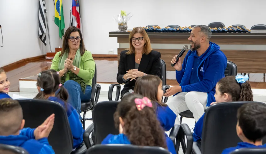 Os conselheiros mirins foram recebidos pela prefeita Mara Bertaiolli, acompanhada pela secretária de Educação, Claudia Romanos e o diretor do Departamento Pedagógico (DEPED), Mitch Almeida. (Divul . . .