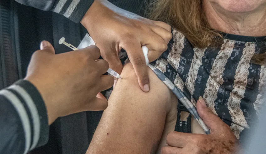 A vacinação é o meio mais seguro de prevenção aos quadros mais graves da doença; painel mostra pesquisa sobre imunização com pacientes. Foto: Divulgação/PMMC