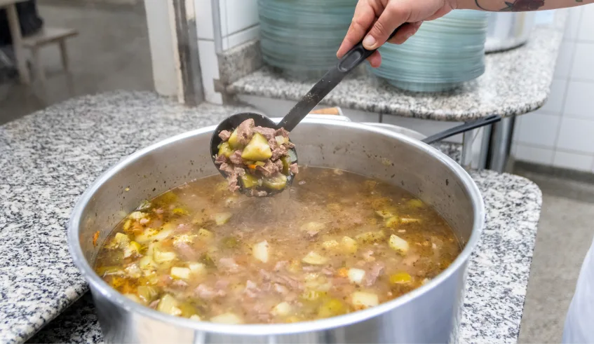 A presença do alimento no cardápio da merenda escolar municipal é uma ação de valorização da cultura local, celebrando as tradições e a história da cidade. Foto: Divulgação/PMMC