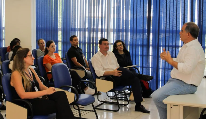 Vice-prefeito, Téo Cusatis, ouviu os médicos da rede, tirou dúvidas e falou sobre a importância do trabalho deles para melhorar o atendimento à população. Foto: Divulgação/PMMC