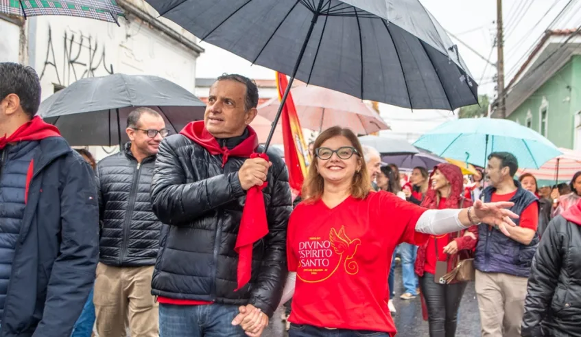 Sob chuva, a prefeita Mara Bertaiolli fez todo o trajeto da Entrada dos Palmitos ao lado de seu marido, o conselheiro corregedor do TCE, Marco Bertaiolli. Foto: Divulgação/PMMC