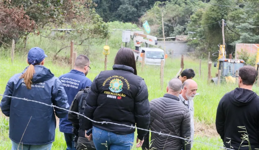 Funcionários da Prefeitura e de outros órgãos chegaram ao distrito de Taiaçupeba no início da manhã, para atuarem no combate aos loteamentos irregulares. Foto: Divulgação/PMMC