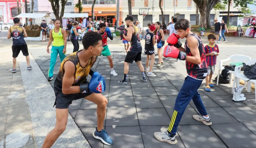 Mogi que Abraça o Centro promoveu programação especial voltada ao lazer, esporte e convivência na Praça Oswaldo Cruz, no último sábado (26). Foto: Divulgação/PMMC