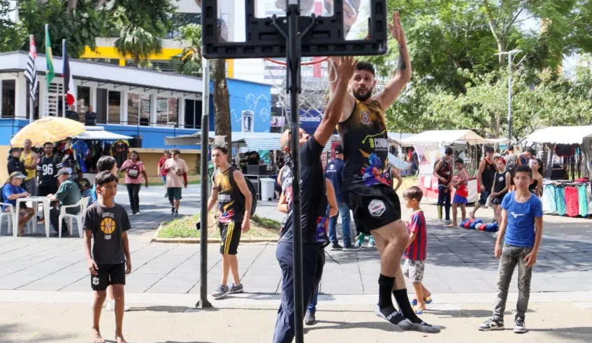 Mogi que Abraça o Centro promoveu programação especial voltada ao lazer, esporte e convivência na Praça Oswaldo Cruz, no último sábado (26). Foto: Divulgação/PMMC